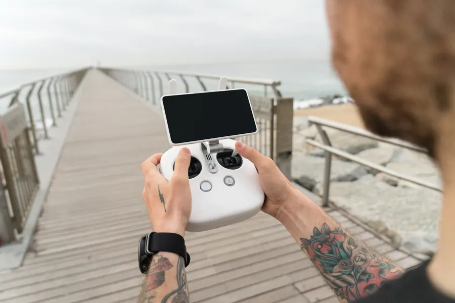Controle do drone com o celular encaixado